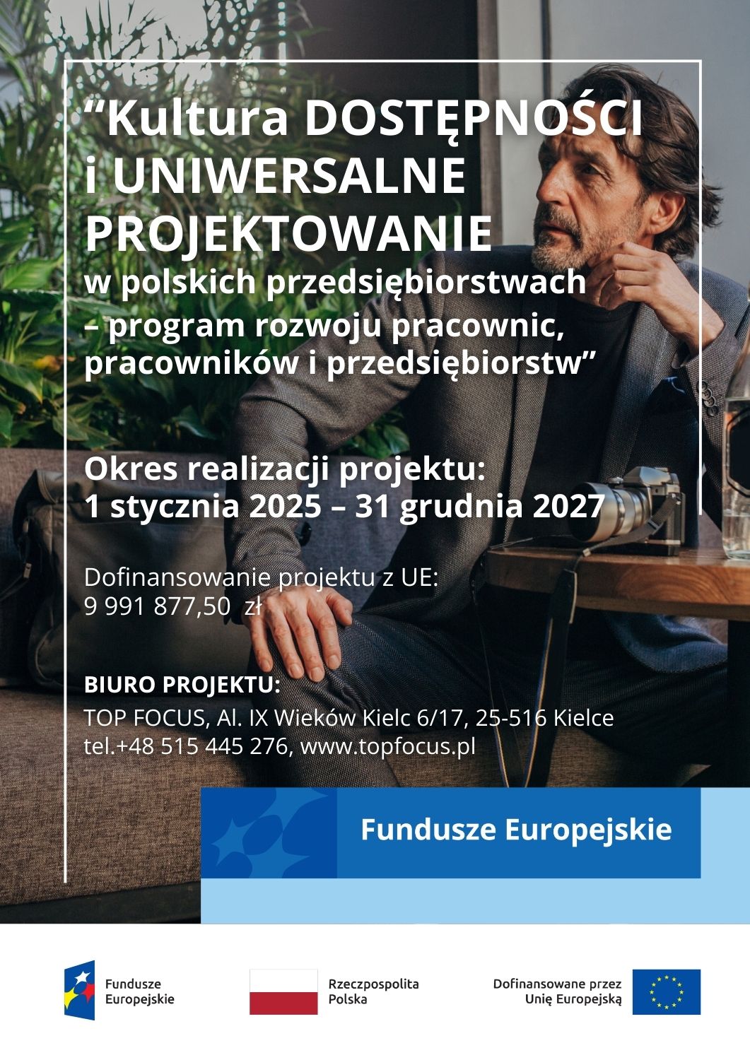 Plakat Projektu, w tle elegancki mężczyzna siedzący przy drewnianym stole.