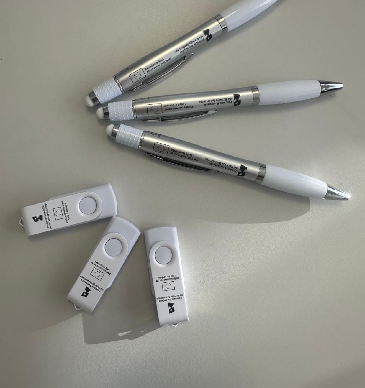 MATERIAŁY SZKOLENIOWE - DŁUGOPIS I PENDRIVE Z LOGOTYPAMI FUNDUSZY EUROPEJSKICH. Kliknij by powiększyć.