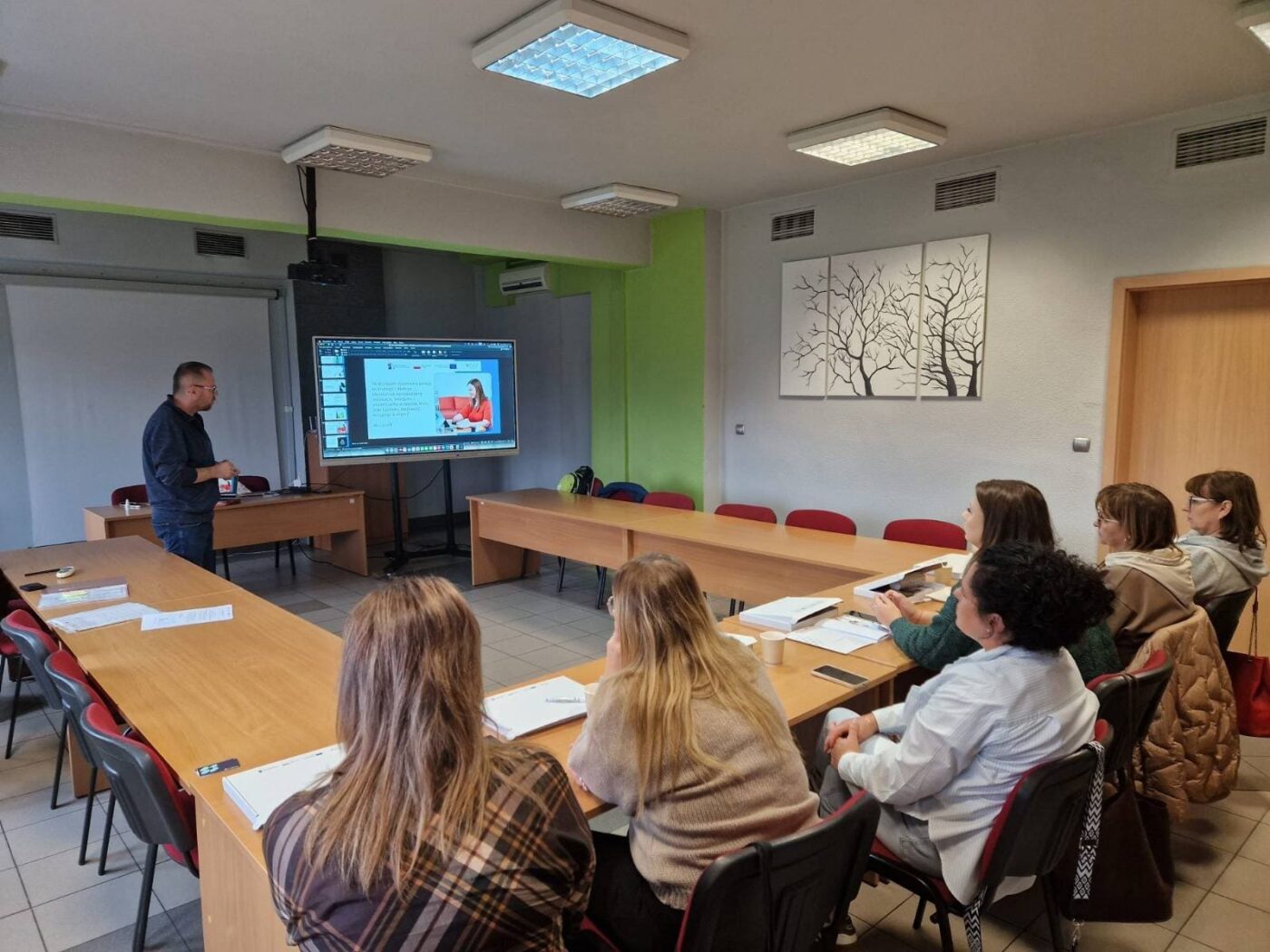 Uczestnicy projektu i trener podczas szkolenia FUNDACJI CEL. Kliknij by powiększyć.