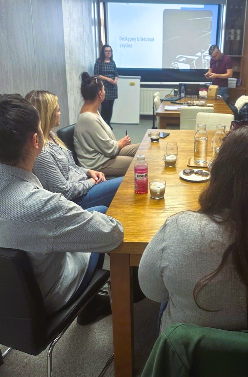 Uczestnicy projektu i trenerzy podczas szkolenia Top Focus. Kliknij by powiększyć.