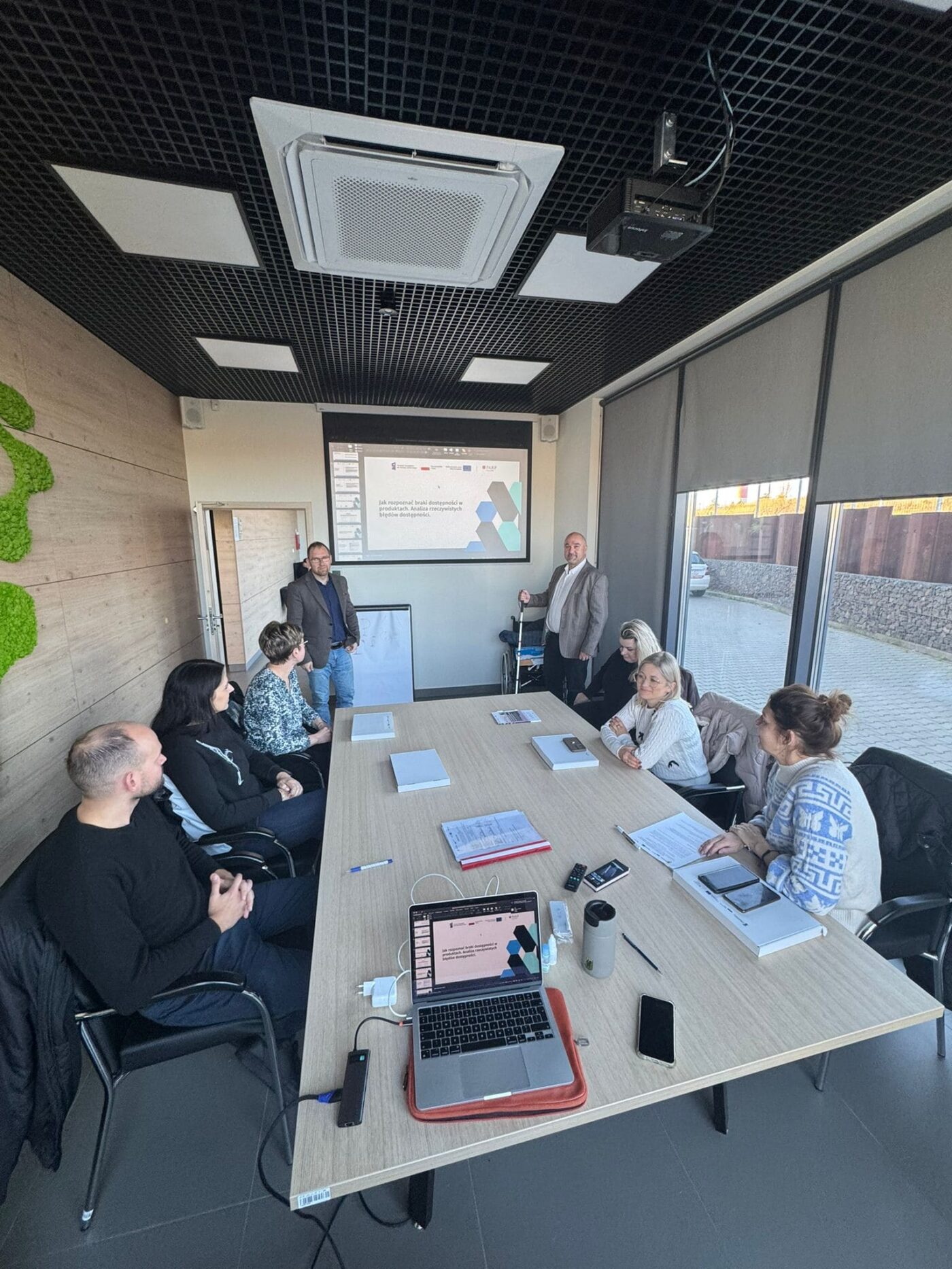 Uczestnicy projektu i trenerzy podczas szkolenia Fundacji CEL. Kliknij by powiększyć.