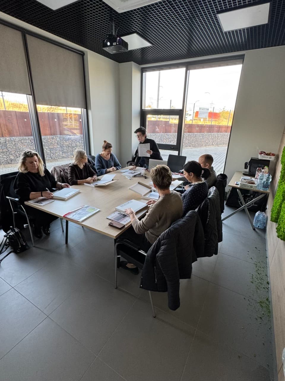 Uczestnicy projektu i trenerzy podczas szkolenia Fundacji CEL. Kliknij by powiększyć.