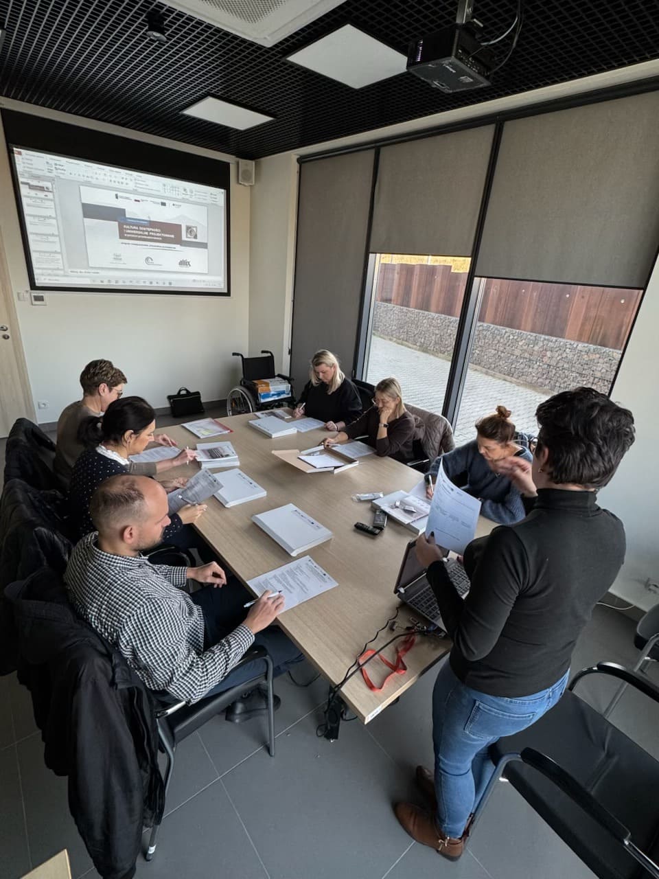 Uczestnicy projektu i trenerzy podczas szkolenia Fundacji CEL. Kliknij by powiększyć.