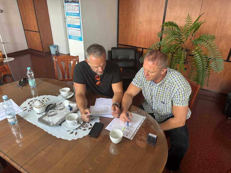 Dwie osoby podczas doradztwa.