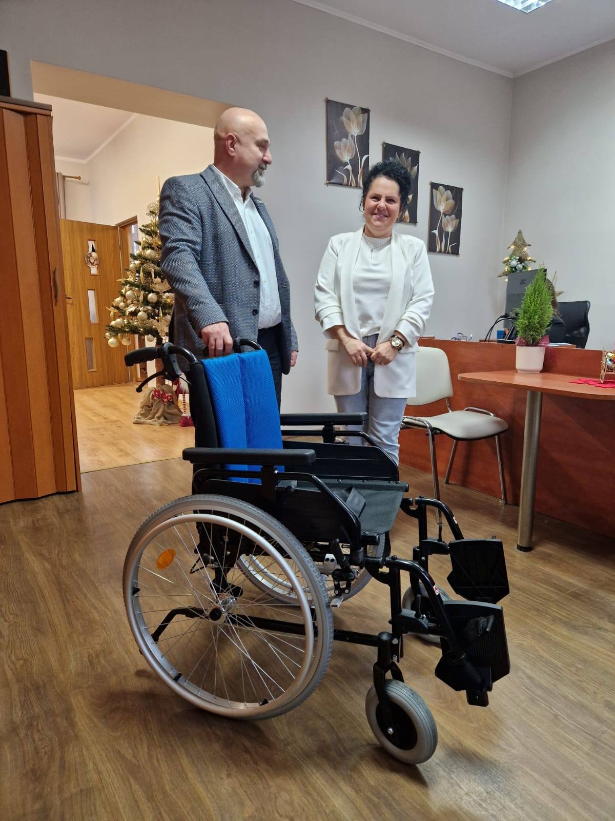 Specjaliści podczas doradztwa poszkoleniowego stojący przy wózku.