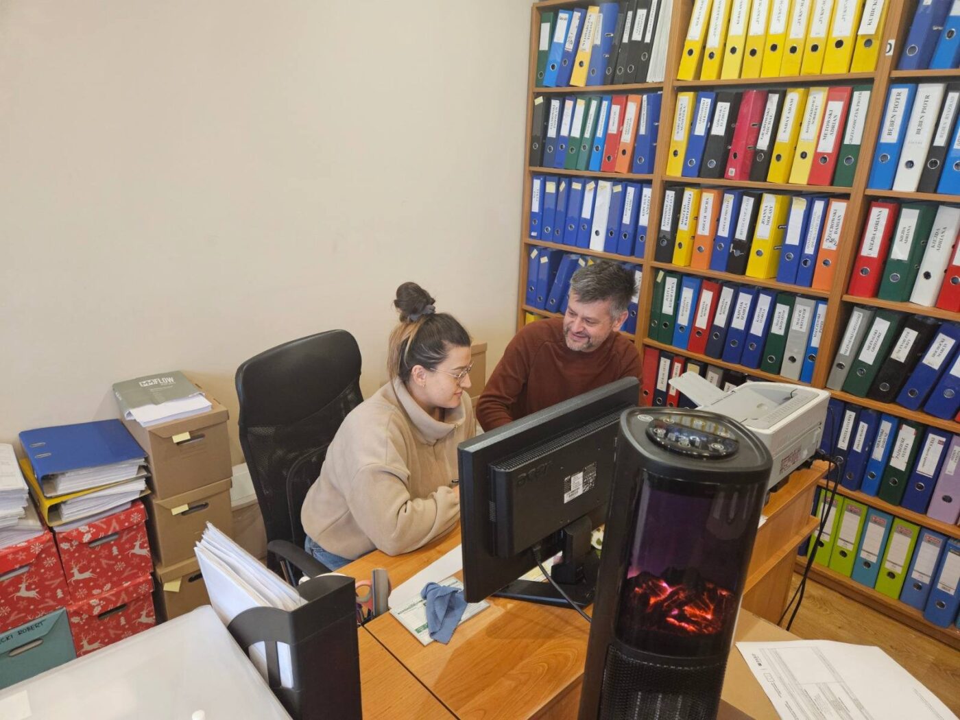 Doradcy przed komputerem.