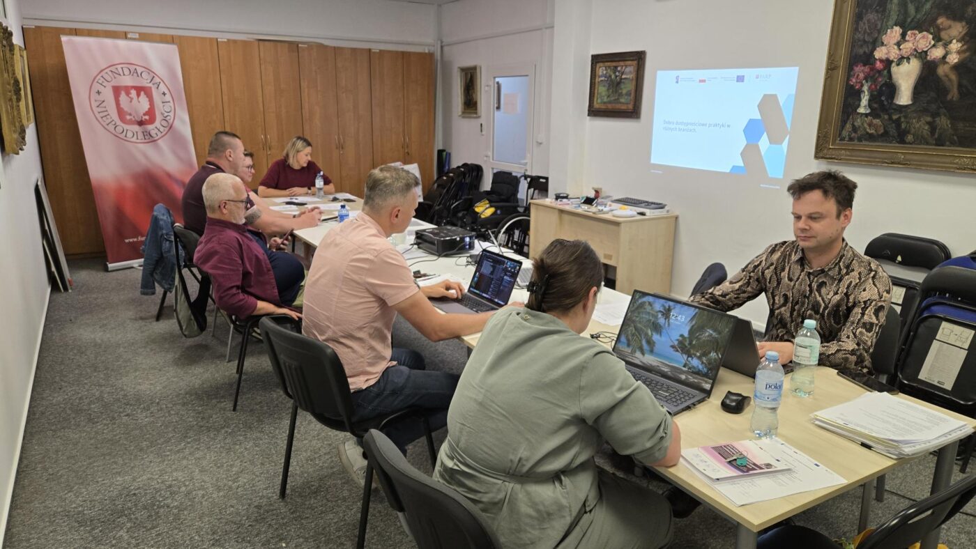 Uczestnicy projektu i trener podczas szkolenia Altix sp. z o. o. Kliknij by powiększyć.
