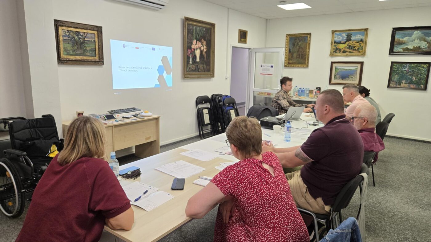 Uczestnicy projektu i trener podczas szkolenia Altix sp. z o. o. Kliknij by powiększyć.