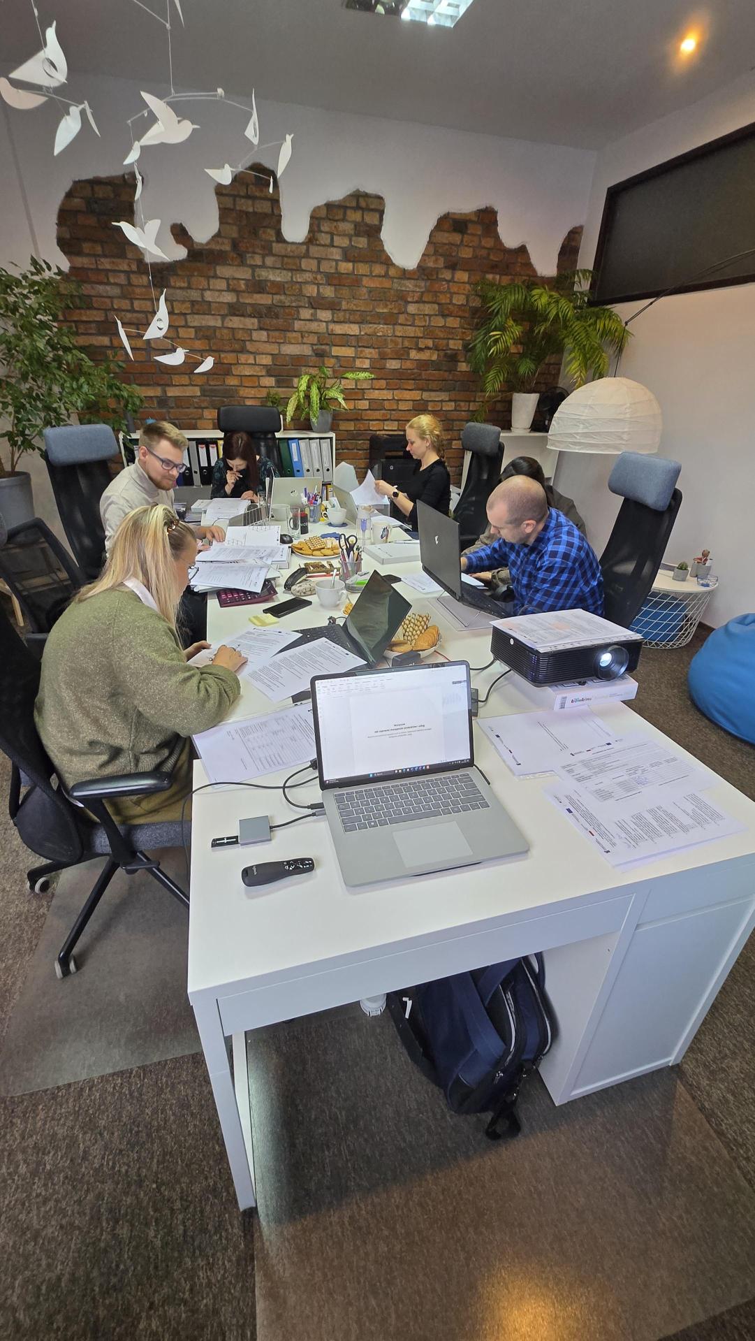 Uczestnicy projektu i trenerzy podczas szkolenia Altix sp. z o. o. Kliknij by powiększyć.