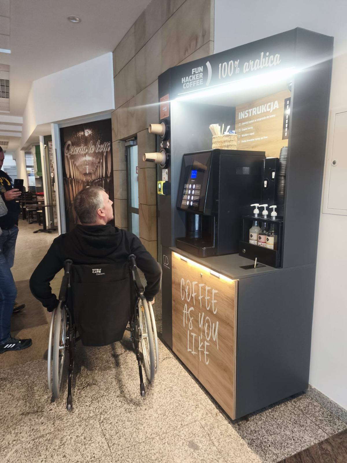 Osoba podczas jazdy na wózku.