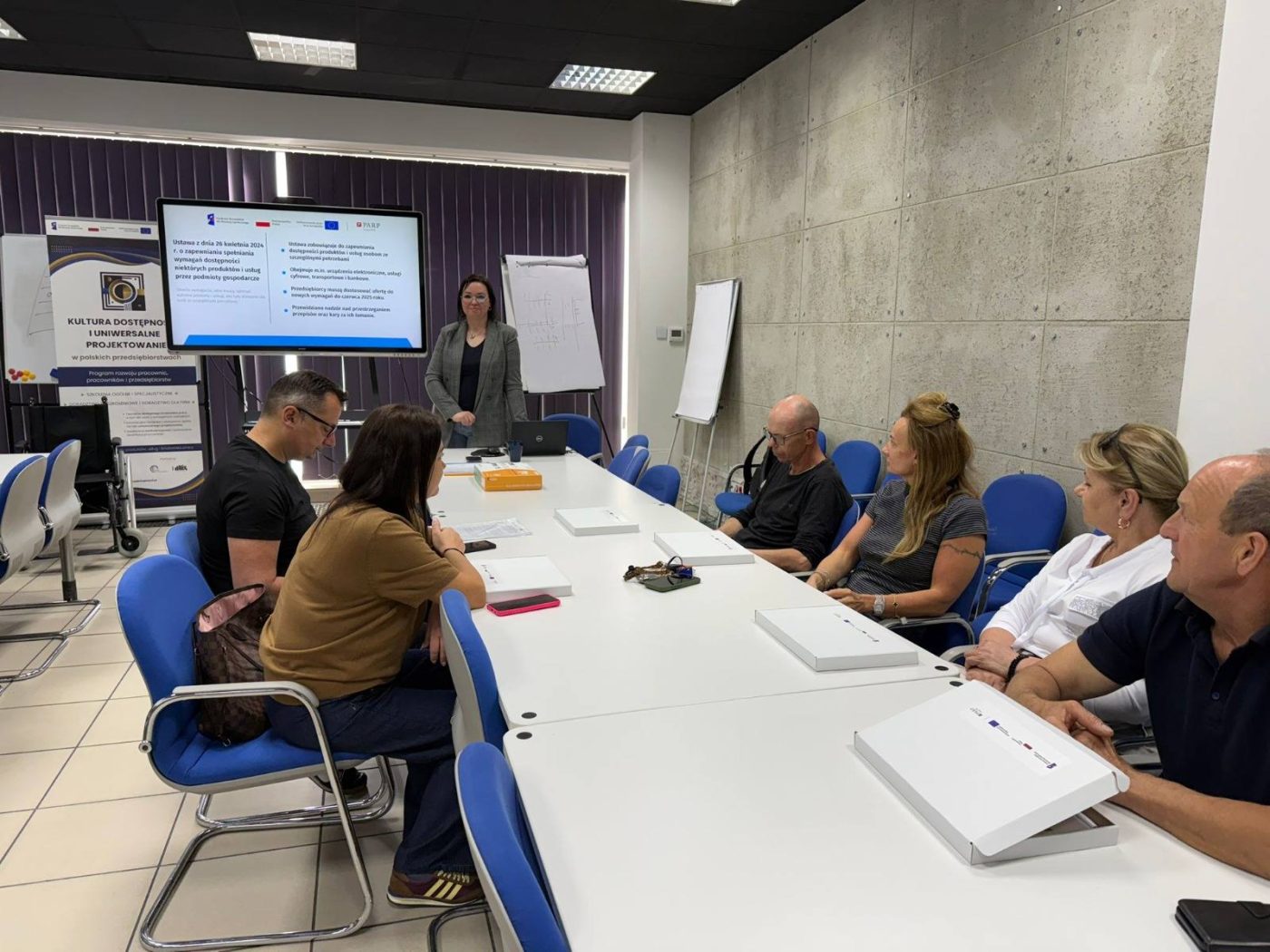 Uczestnicy i Uczestniczki projektu oraz Pani Trener.