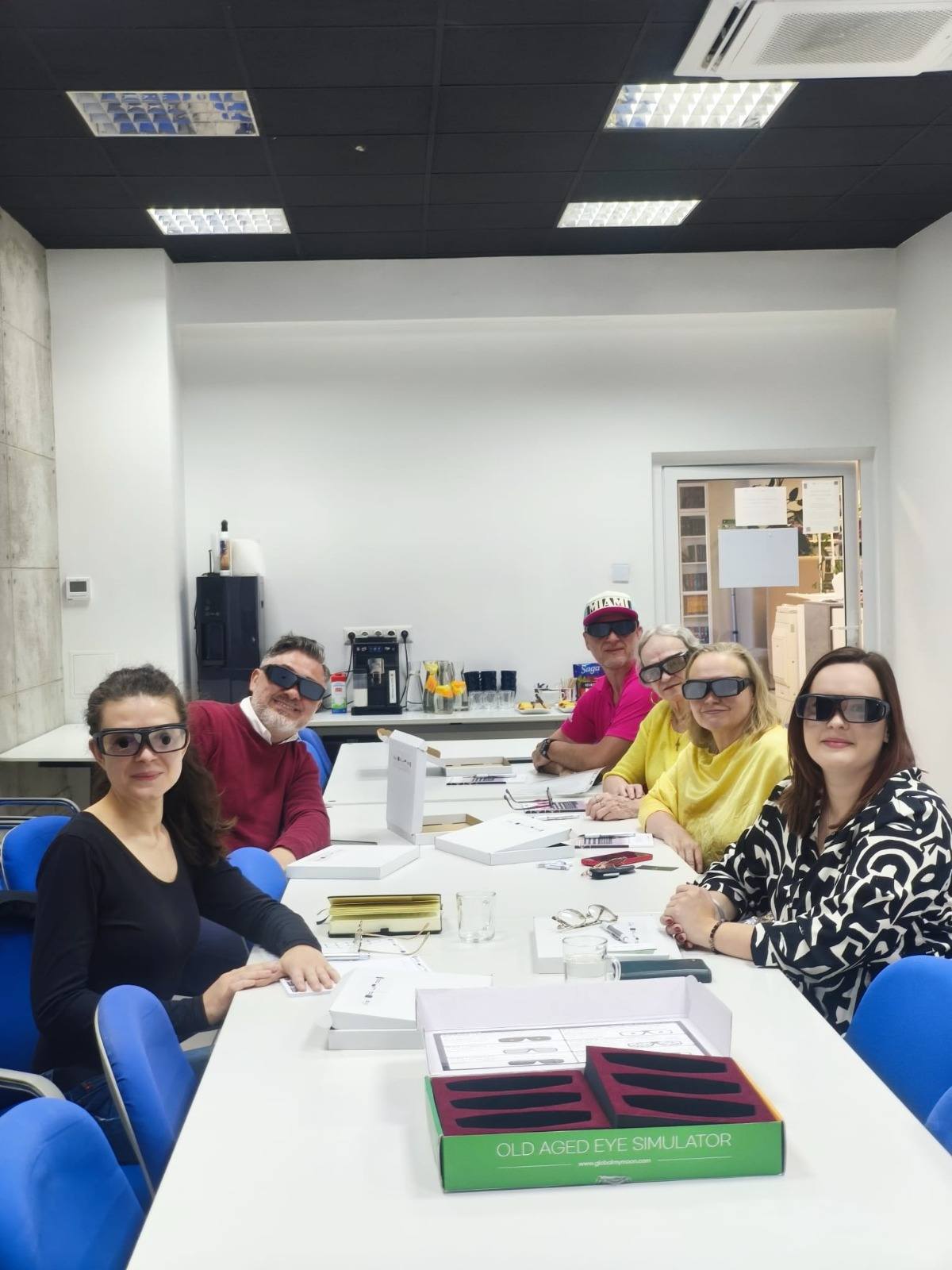 Uczestnicy i Uczestniczki projektu z symulatorami wzroku.